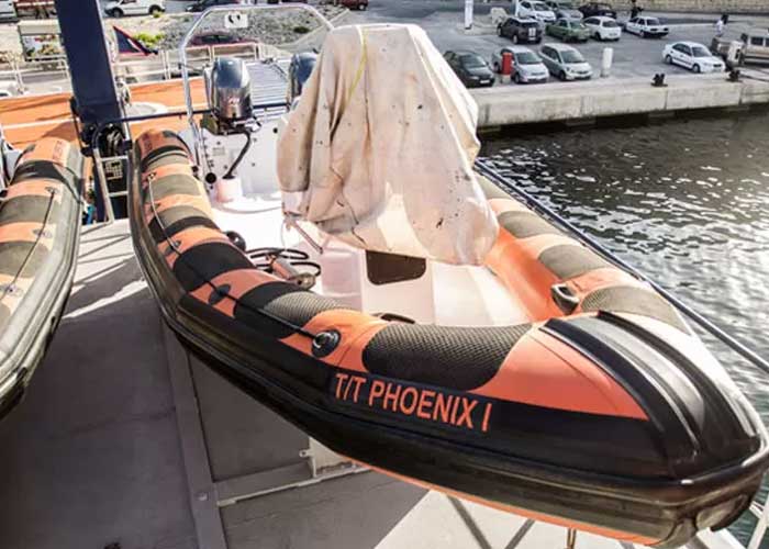 Um dos botes do Phoenix, usado para assistência a náufragos. Imagem: Reprodução / BBC.