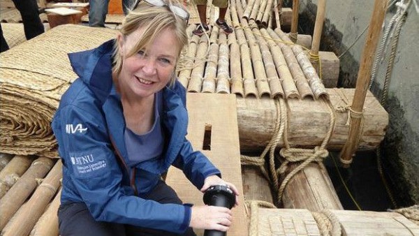 A cientista Cecilie Maruitzen estuda as mudanças nos oceanos durante a viagem (Foto: Javier Lizarzaburu)