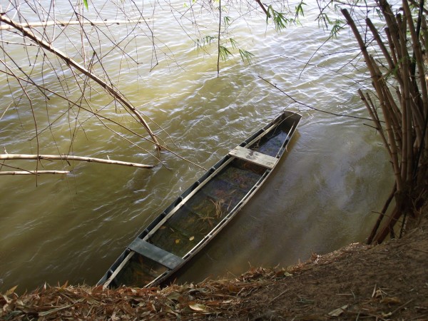 canoa-cheia-de-agua