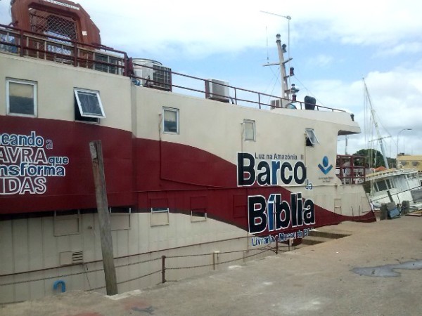 Barco da Bíblia atracado em Macapá (AP). Foto:  Reprodução/ Fabiana Figueiredo/ G1