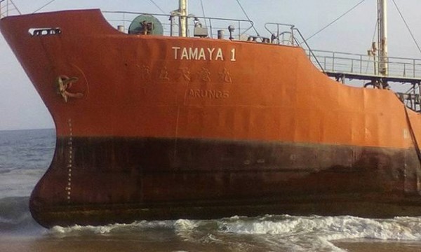 O petroleiro Tamaya 1, encontrado encalhado em uma praia da Libéria, sem tripulação. Foto: reprodução/ The Guardian.