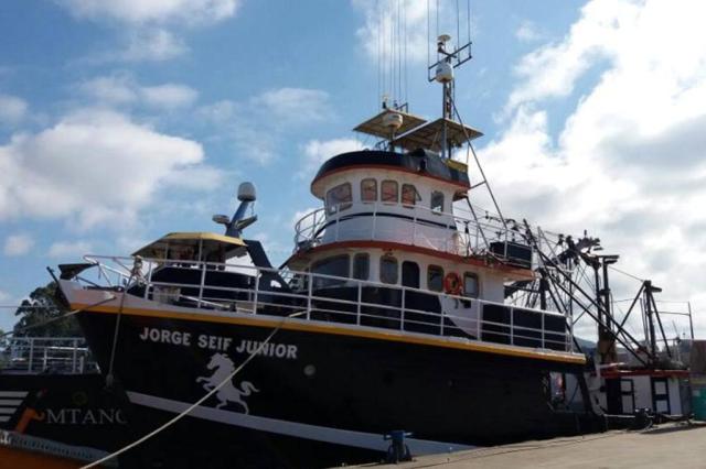 Tripulantes são resgatados de barco pesqueiro que naufragou no sul de Santa Catarina