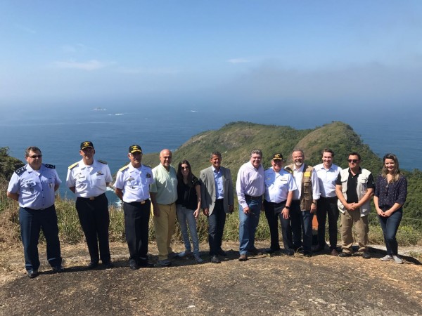 Sarney Filho (Ministro do Meio Ambiente) e Raul Jungmann (Defesa) com representantes da Marinha e do ICMBio numa das ilhas do arquipélago. Passeios de barco liberado em 2018. Foto: reprodução/ icmbio/ Gilberto Soares