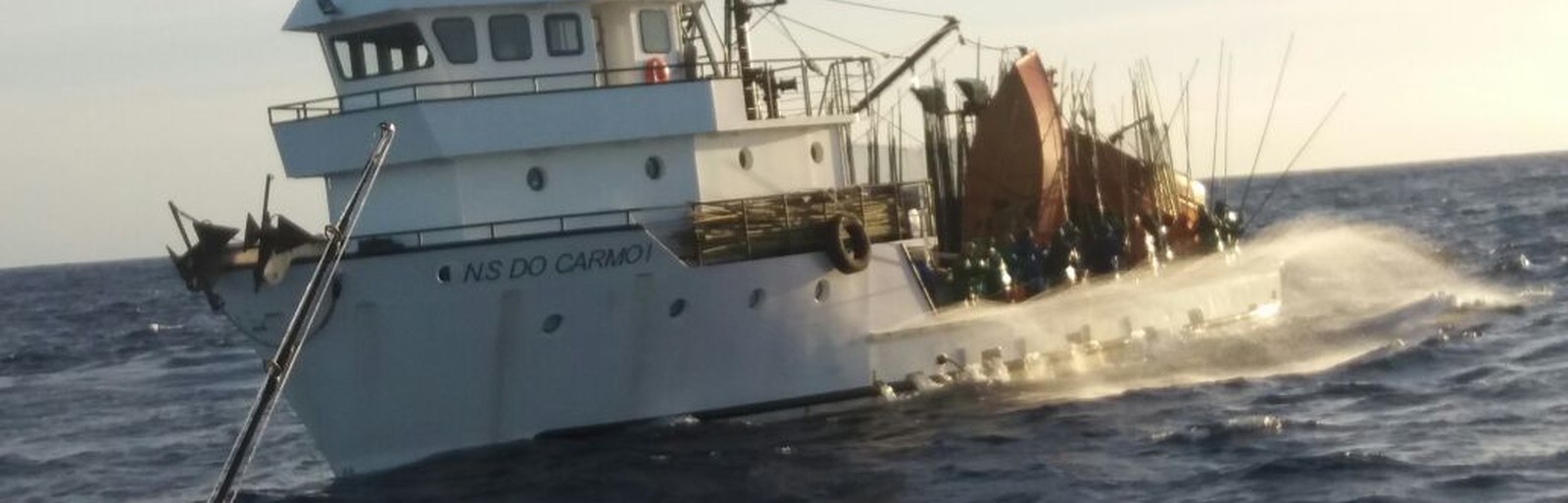 barco pesqueiro N S do Carmo I, que naufragou no litoral de Angra dos Reis. Foto: reprodução/ Internet.