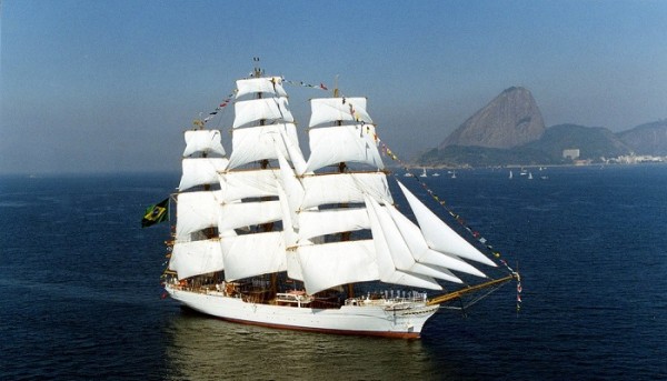 O Navio-Veleiro "Cisne Branco", da Marinha do Brasil, é um dos grandes veleiros participantes do Velas Latino América 2018. Imagem: Marinha do Brasil.