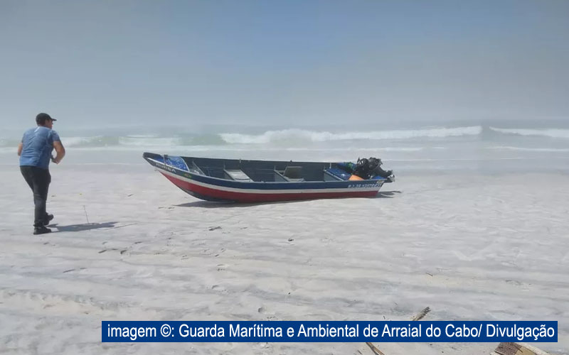 Barco de pesca vira e deixa um morto e dois feridos em Arraial do Cabo, RJ