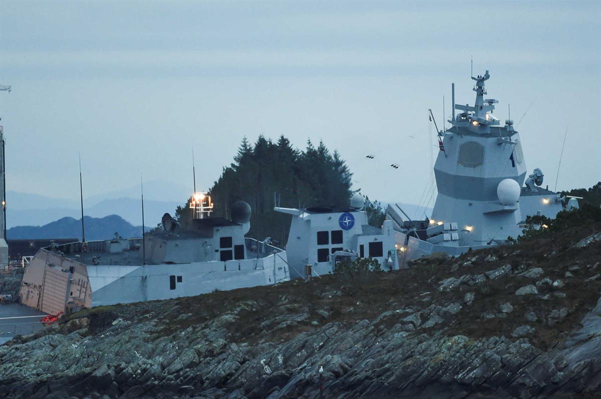 Colisão entre petroleiro e navio de guerra norueguês deixa sete feridos