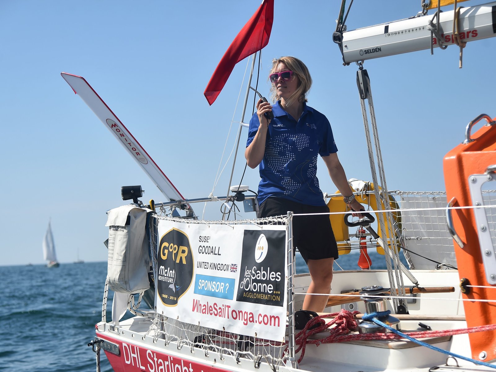 Navio mercante salva marinheira no Pacífico Sul depois que seu barco virou