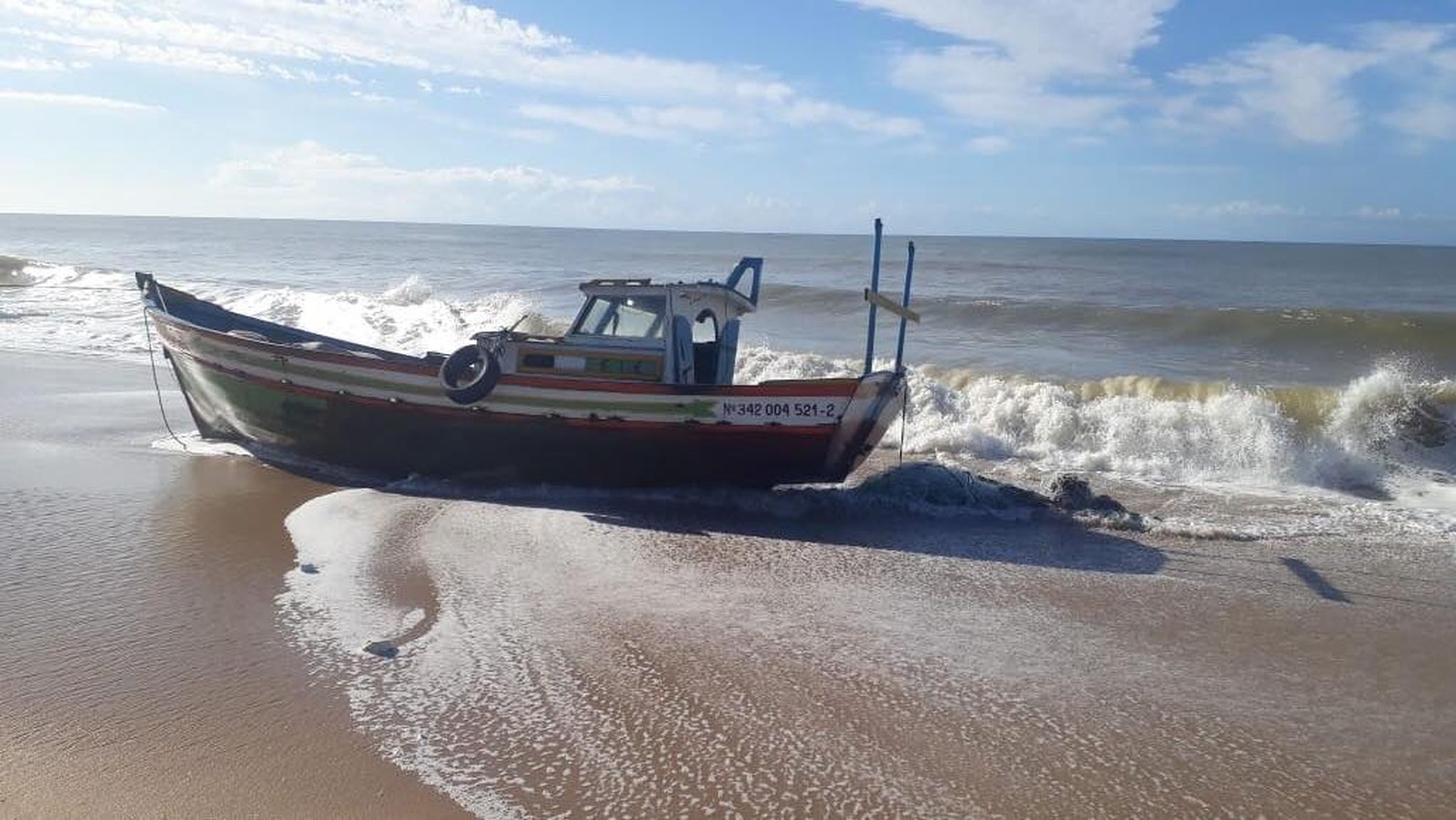 Barco fica à deriva e família é resgatada no mar. Caso aconteceu no RJ