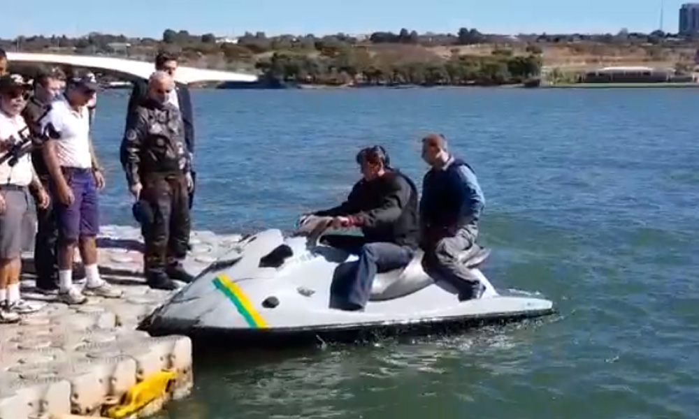 Bolsonaro pilota jet-ski no lago paranoá: "tenho arrais amador"