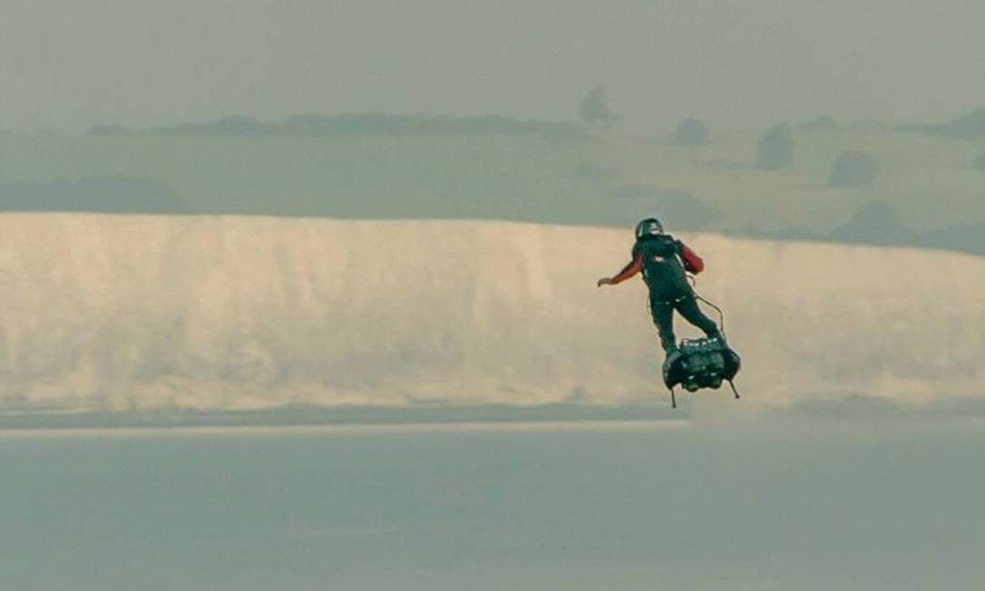 Francês cruza o Canal da Mancha em prancha voadora