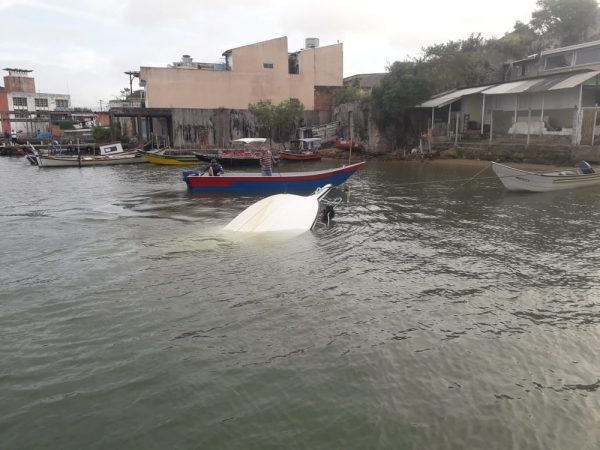 Vídeo: resgate de sobrevivente de naufrágAio em Cananéia, SP