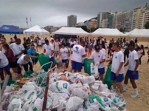 Comando do 1º Distrito Naval participa de coleta de resíduos no Dia Mundial da Limpeza