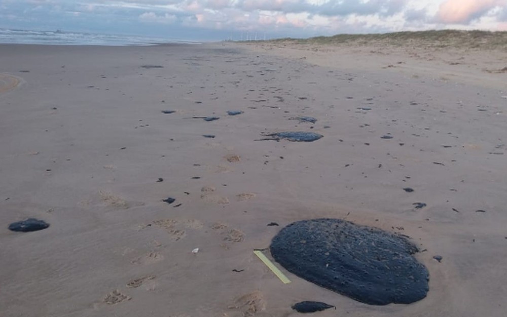 mancha escura em praia de sergipe