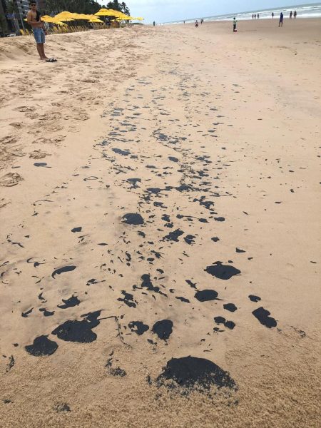 Capitanias dos Portos investigam manchas escuras no litoral do NE. Manchas escuras na praia de Boa Viagem, Recife (PE) — Foto: Reprodução/WhatsApp