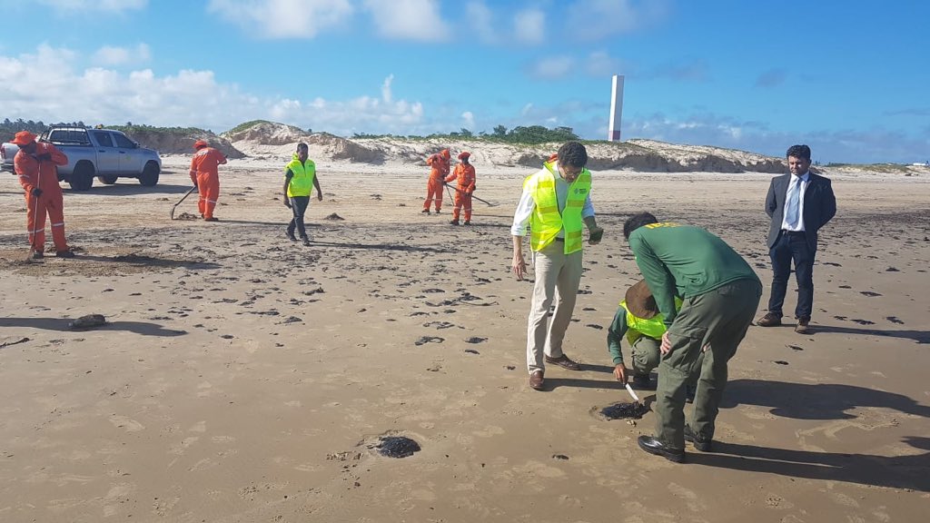 Manchas de óleo que atingem o Nordeste podem ter origem criminosa, diz Bolsonaro