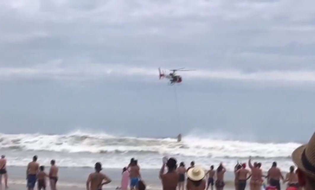 Turista é resgatado do mar de Guarujá com ajuda de helicóptero dos Bombeiros