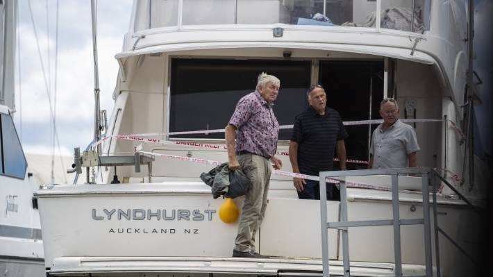 Barco de luxo encalhado é saqueado - na Nova Zelândia