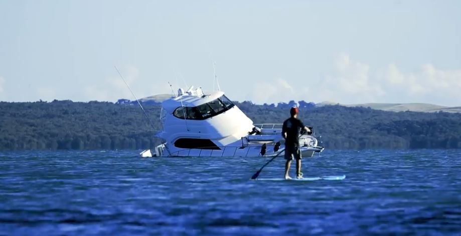 Barco de luxo encalhado é saqueado – na Nova Zelândia
