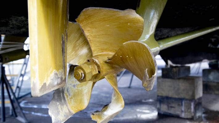 Barco de luxo encalhado é saqueado - na Nova Zelândia