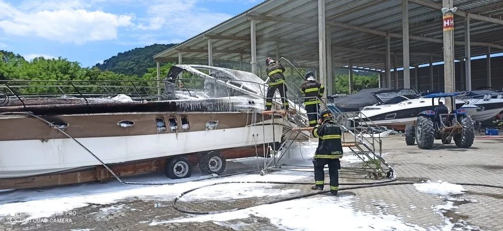 Lancha explode em Bertioga (SP) e deixa feridos