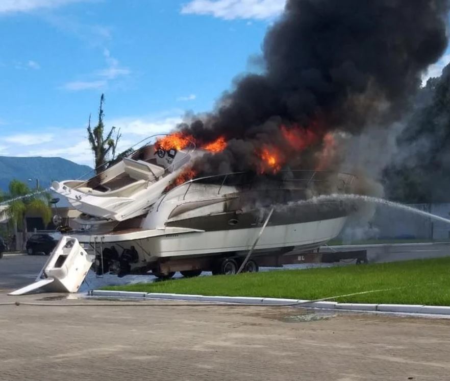 Lancha explode em Bertioga (SP) e deixa feridos