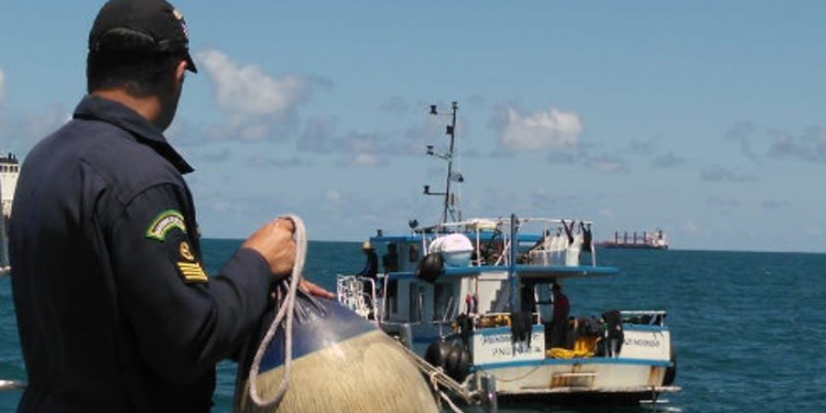 Marinha fiscaliza a Baía de Paranaguá