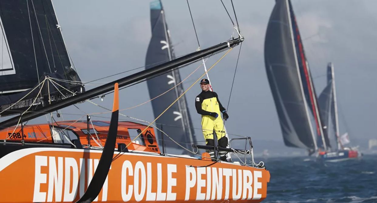 Velejador é resgatado após naufragar em regata de volta ao mundo