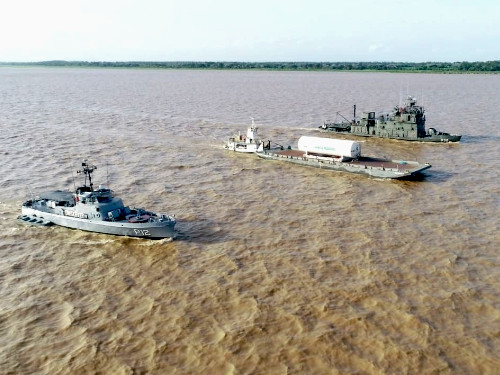 Marinha resgata náufragos que flutuavam em geladeira no Rio Amazonas