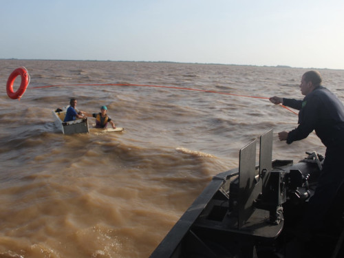 Marinha resgata náufragos que flutuavam em geladeira no Rio Amazonas