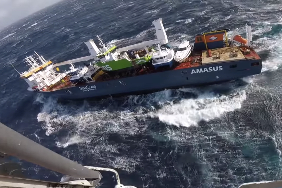 Guarda costeira da Noruega salva tripulação de navio holandês sob risco de naufrágio
