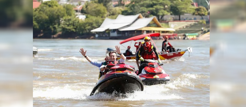 Bolsonaro zera impostos sobre importação de barco a vela e jet ski