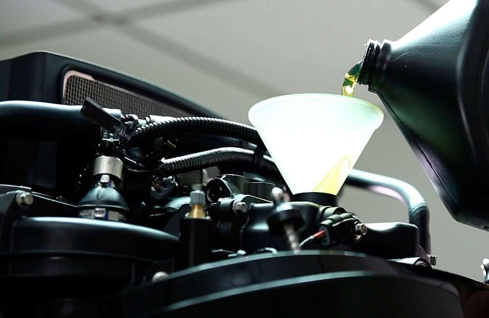 InventHelp desenvolve acessório para troca de óleo para motor de popa de quatro tempos