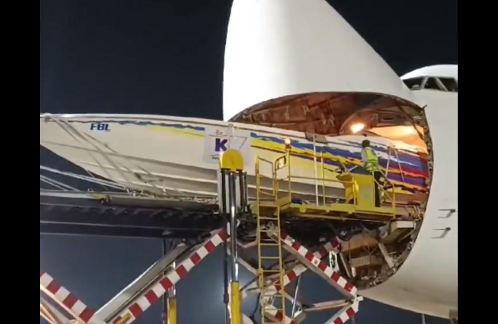 Lancha inteira é transportada por Boeing 747 em voo de Manaus para Miami