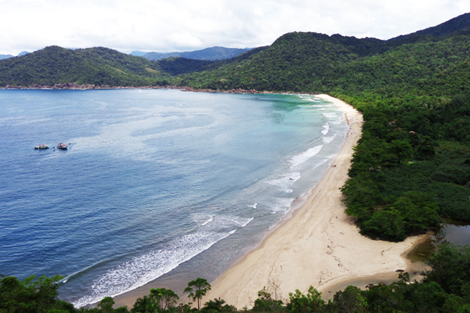 Lancha navegando na Praia do Sono – Paraty (RJ)